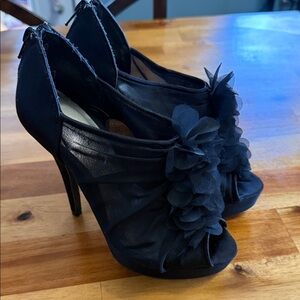 Chinese Laundry Black Ruffle Heels Size 5.5